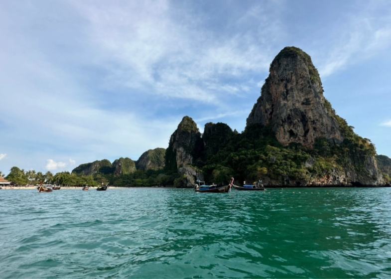 railay beach thailand green snakes poisonous