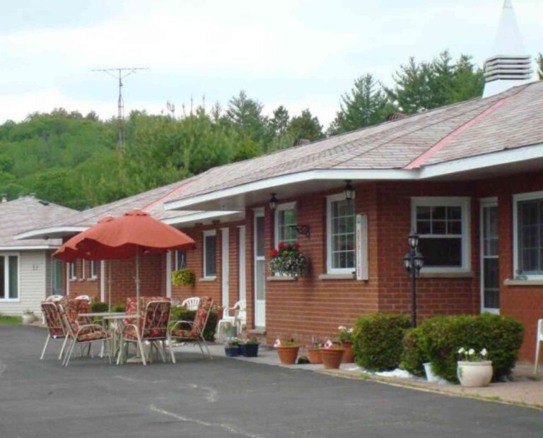 Pinewood Cabins & Motel Mountain View