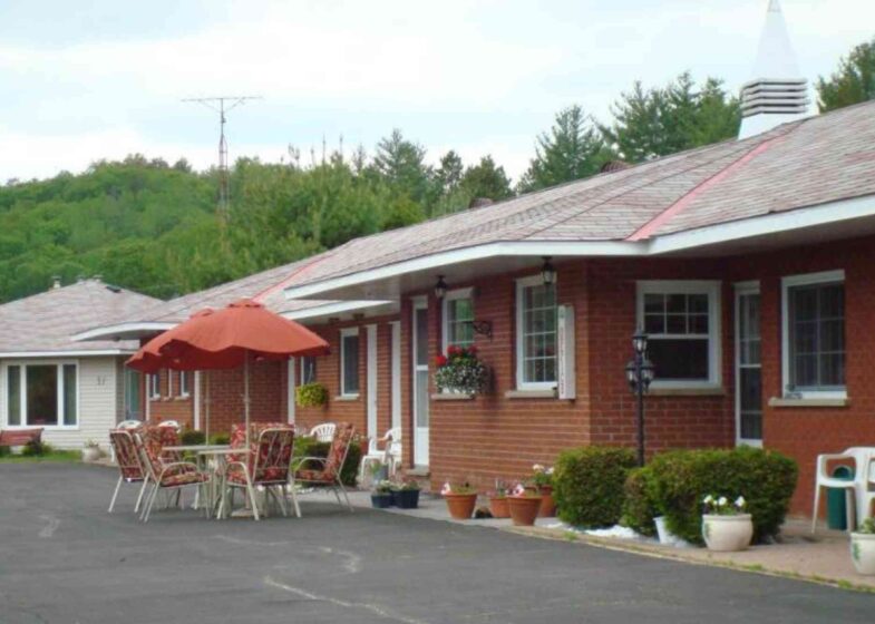 Pinewood Cabins & Motel Mountain View