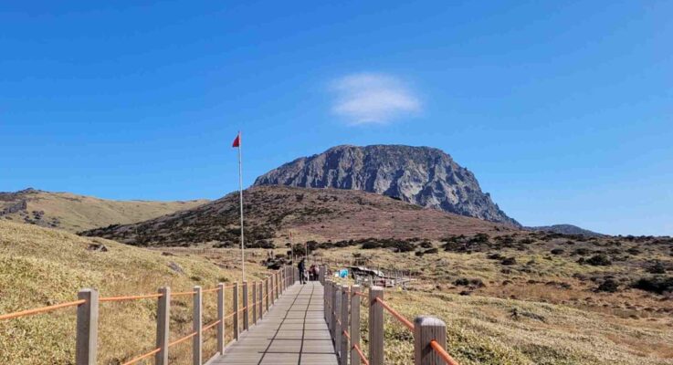 Trail Guide — Hiking Near Jeju City Routes, Distance & Tips