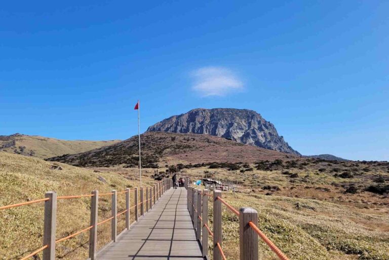 Trail Guide — Hiking Near Jeju City Routes, Distance & Tips