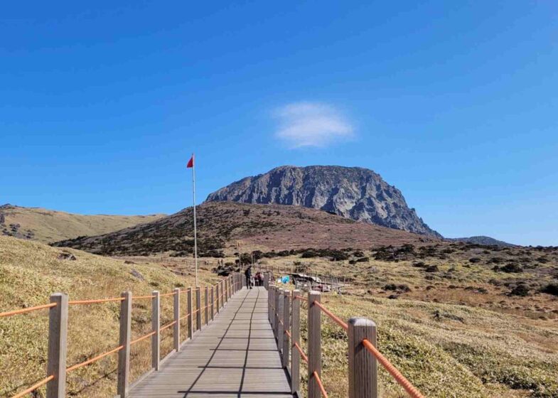 Trail Guide — Hiking Near Jeju City Routes, Distance & Tips