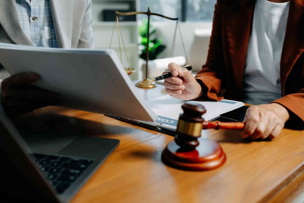 Can expatriates use Notary Public services in Dubai?