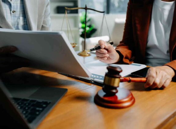 Can expatriates use Notary Public services in Dubai?