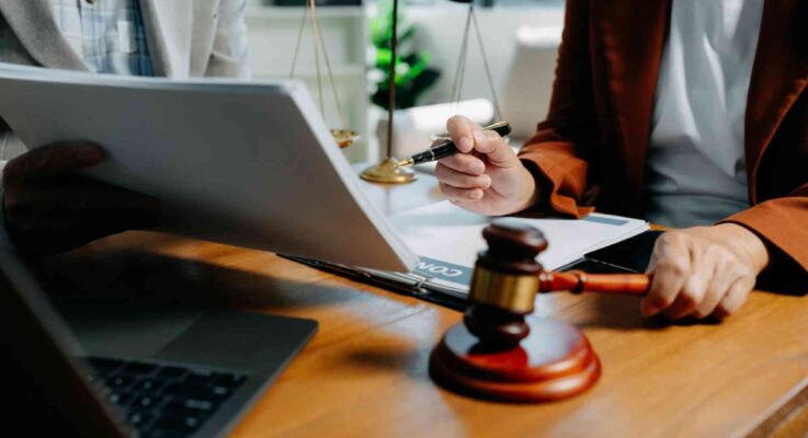 Can expatriates use Notary Public services in Dubai?