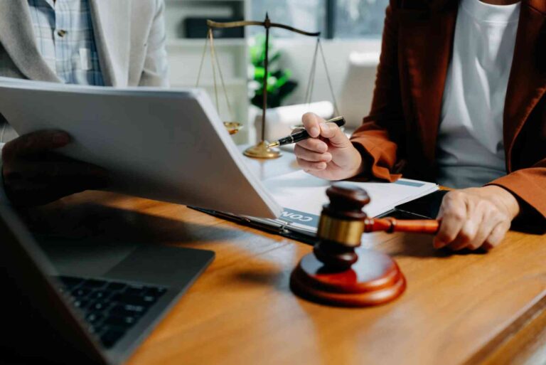 Can expatriates use Notary Public services in Dubai?