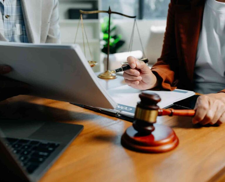 Can expatriates use Notary Public services in Dubai?