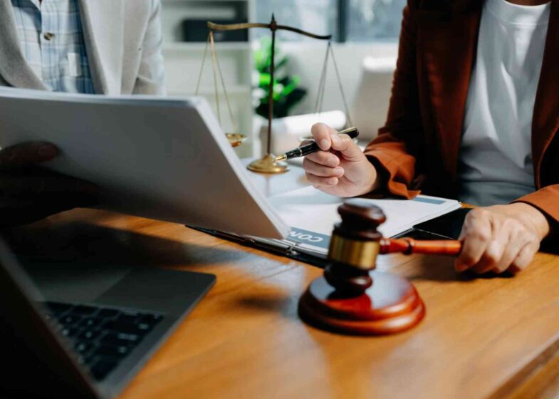 Can expatriates use Notary Public services in Dubai?